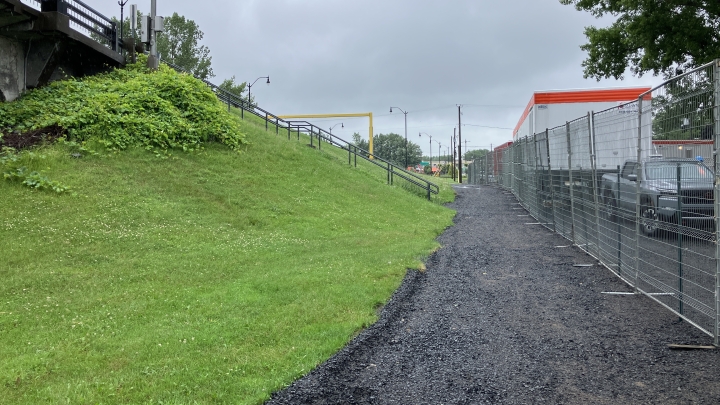 Escalier menant au pont Turcotte accessible