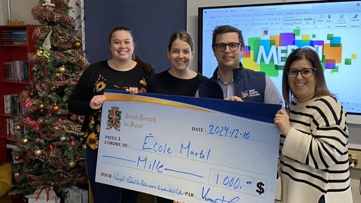 Remise d'un chèque à l'École Martel dans le cadre du projet « Quand la lecture ouvre les portes de la culture »