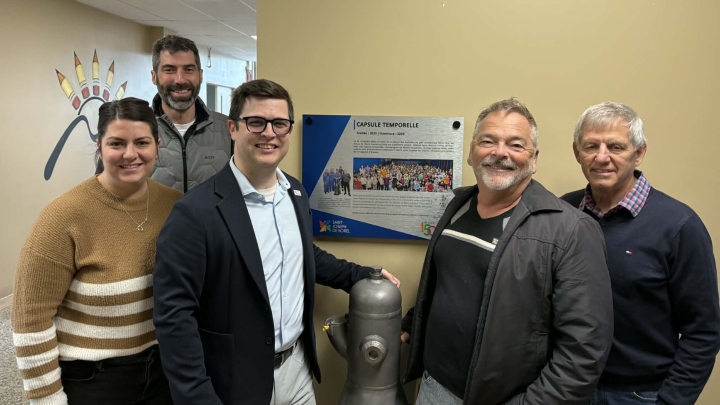 La capsule temporelle prend racine : la plaque souvenir dévoilée à l'école Martel