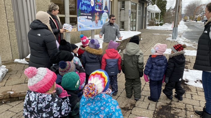Les élèves de l'école Martel s'arrêtent à l'Hôtel de Ville dans le cadre de la grande semaine des tout-petits