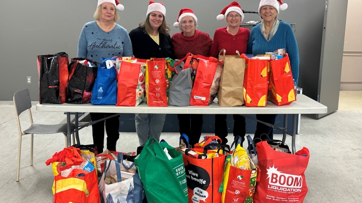 Remise de denrées à l'école Martel