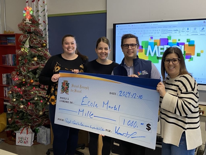 Remise d'un chèque à l'École Martel dans le cadre du projet « Quand la lecture ouvre les portes de la culture »