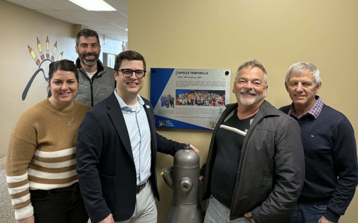 La capsule temporelle prend racine : la plaque souvenir dévoilée à l'école Martel
