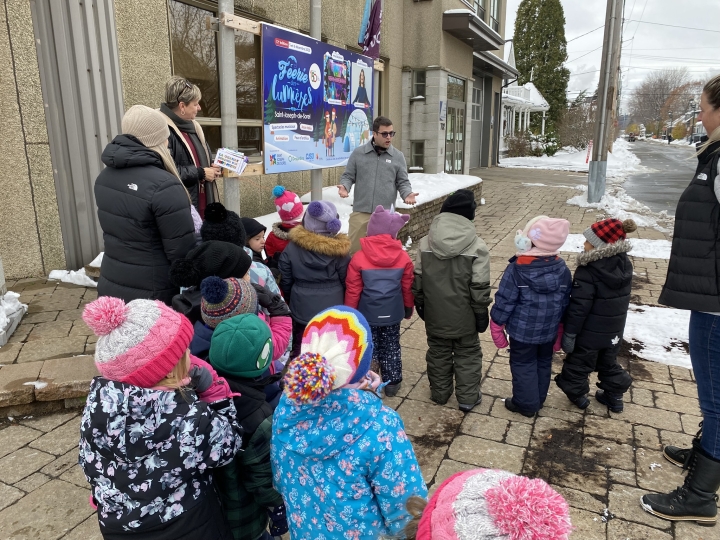 Les élèves de l'école Martel s'arrêtent à l'Hôtel de Ville dans le cadre de la grande semaine des tout-petits