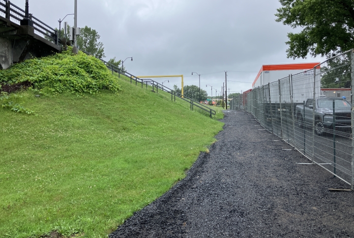 Escalier menant au pont Turcotte accessible